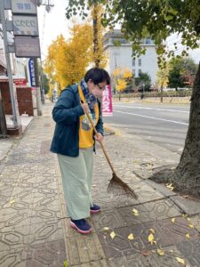 ☆歩道の掃き掃除をしました☆